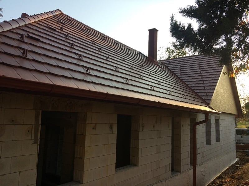 A Magastető szekció Különdíját vihette haza Baricza Krisztián egy Sukorón épített új családi ház tetőfedő munkájáért. Az épületet RÓNA hornyolt szegmensvágású tetőcseréppel fedte.